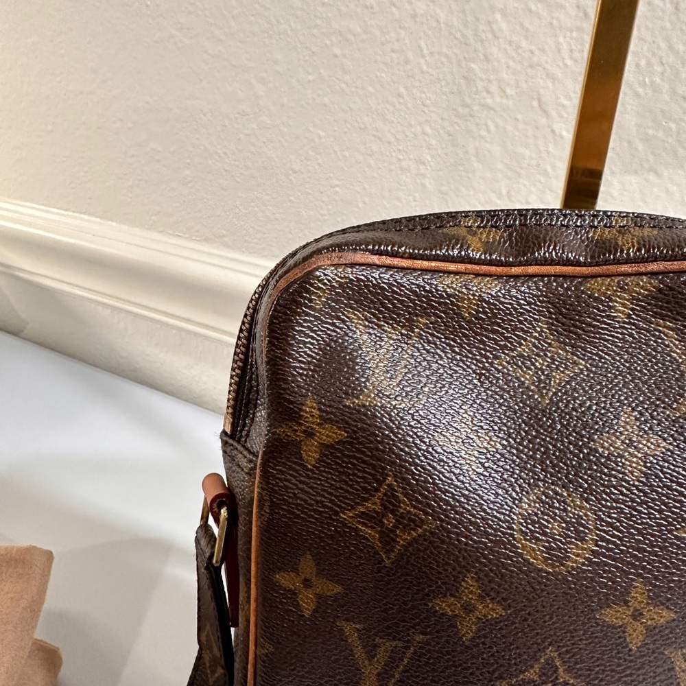 LOUIS VUITTON Danube crossbody bag with dustbag and COA - Picture 14 of 17